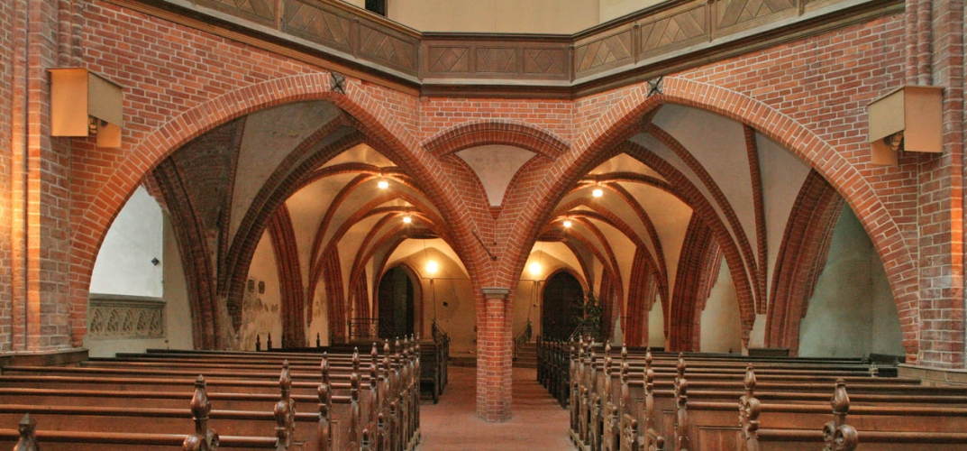 Blick im Kirchenschiff nach Westen
