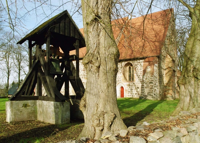 Glockenstuhl der Kirche Vilz