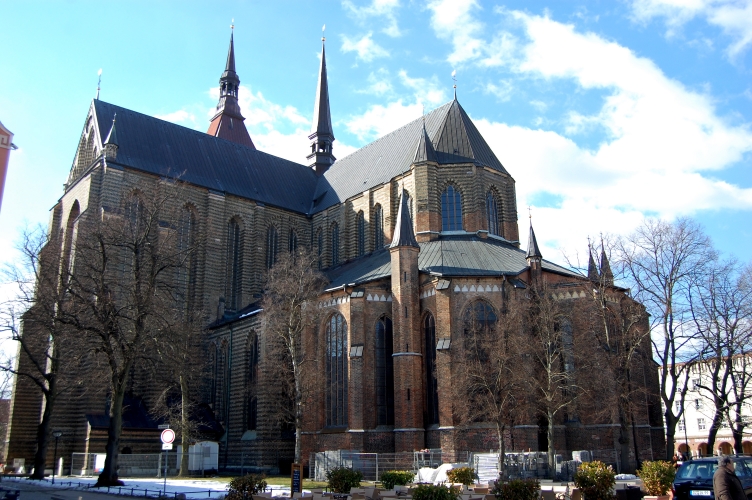 Die Marienkirche mit ihrem Kapellenkranz rund um den Chor von Süddosten.