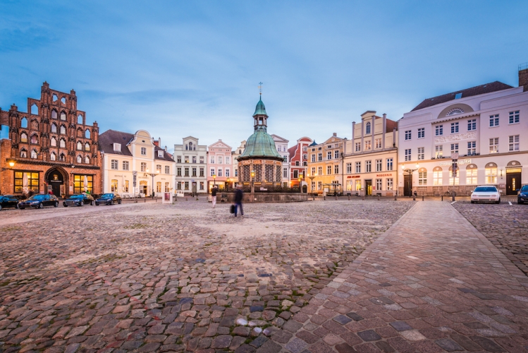 Der Wismarer Markt mit Giebelhäusern und Wasserkunst.
