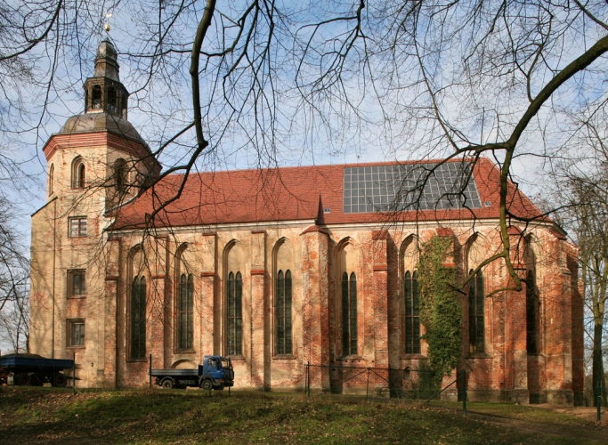 Die Kirche Mirow. Die Photovoltaik-Anlage kam 2002 aufs Dach.