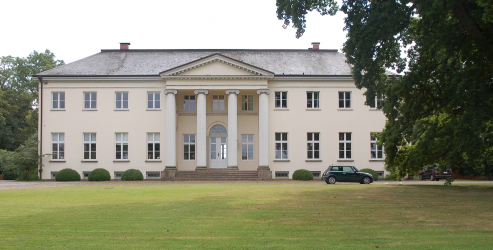 Die Vorderseite vom Gutshaus Schönfeld.