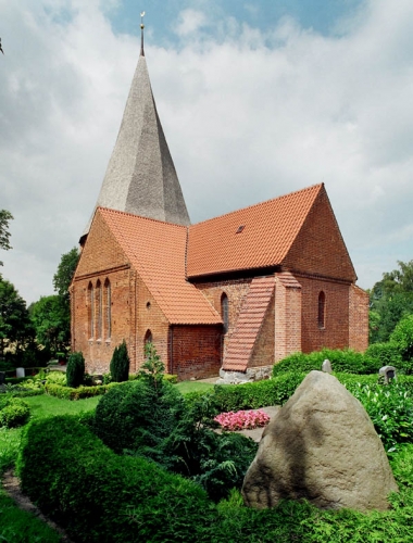 Die Elmenhorster Kirche von Südost.