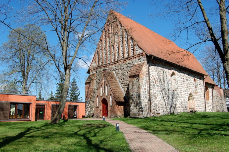 Die Kirche Vilz mit dem benachbarten modernen Gemeindehaus