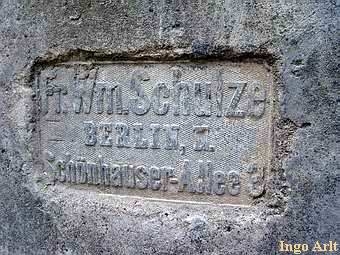 Der Mühlstein wurde einst in der berliner Schönhauser Allee gefertigt.