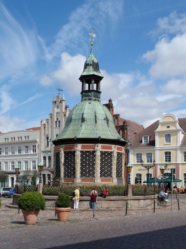 Die Wasserkunst auf dem Marktplatz gilt als das Wahrzeichen Wismars.