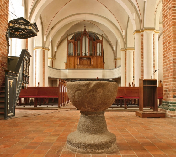 Taufstein, Kanzel und Orgel