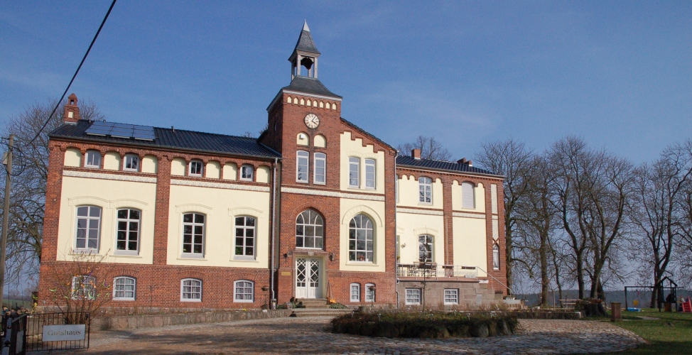 Interessanter Baukörper vom Gutshaus Jesendorf.