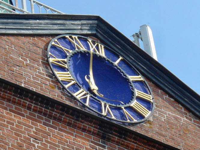 Die Uhr hat konkave Zeiger.