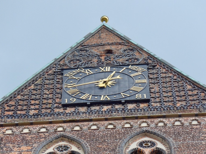 Die Turmuhr der einstigen Marienkirche.