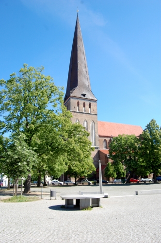 Der Rostocker Alte Markt mit der Petrikirche.