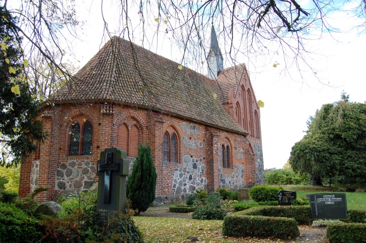Blick auf den Chor der Bäbeliner Kirche