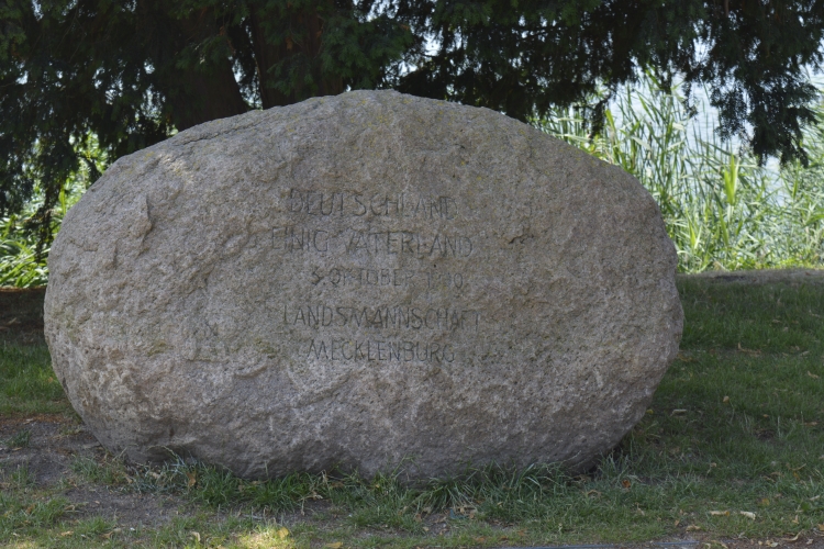 Gedenkstein der Landsmannschaft Mecklenburg zur deutschen Einheit am Schweriner See