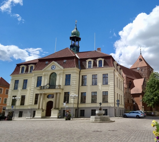 Das Teterower Rathaus mit dem Hechtbrunnen.
