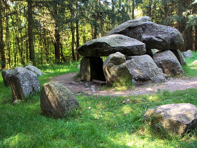 Eines der zahlreichen Großsteingräber im Everstorfer Forst.