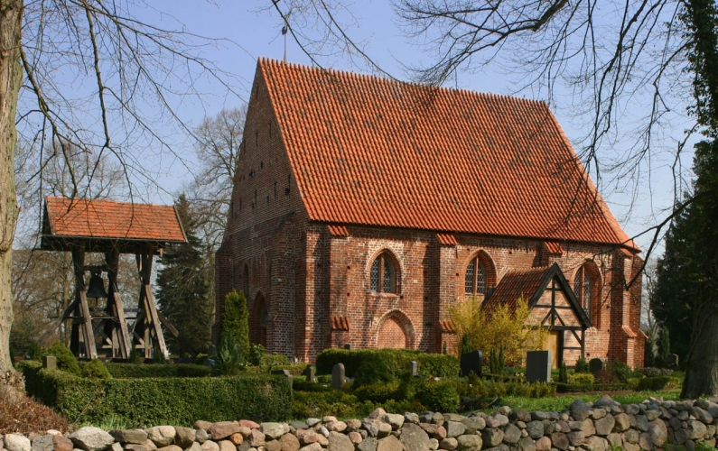 Die Kirche Groß Trebbow mit dem Glockenstuhl.