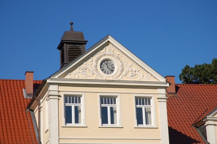 Fassadendetail mit Uhr.