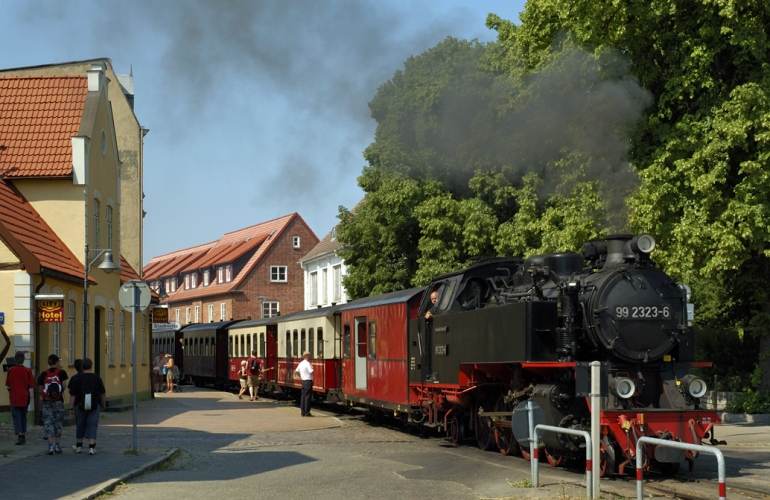 Der „Molli“ fährt durch Bad Doberan.