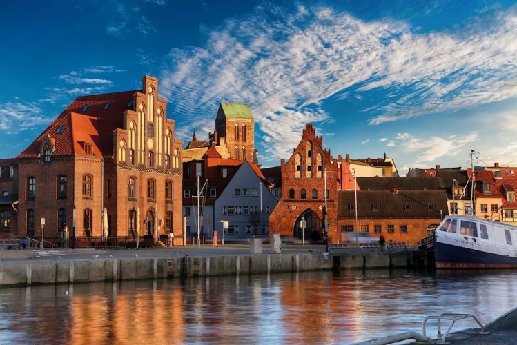 Alter Hafen von Wismar mit Blick auf das Wassertor.