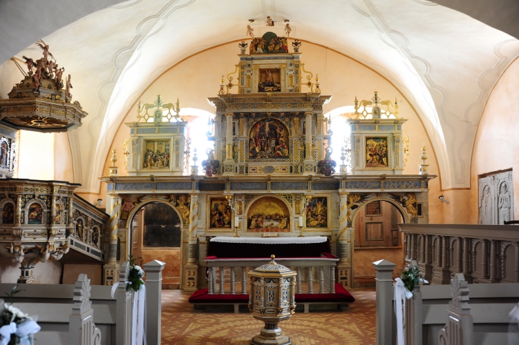 Umgangsaltar, Kanzel und Taufbecken der Bristower Kirche