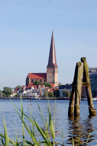 Blick über die Warnow auf den Petrihügel mit der Petrikirche.