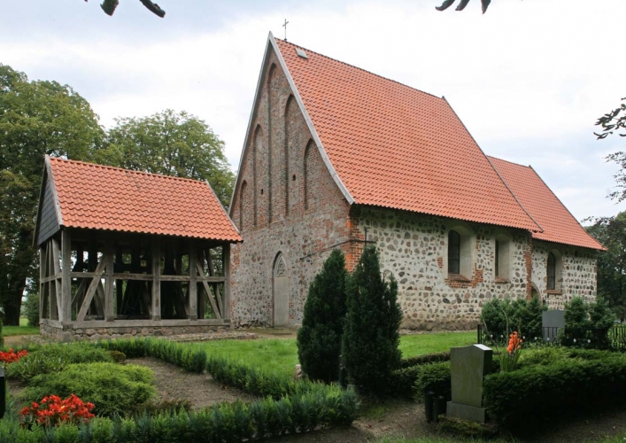 Die Perliner Kirche mit ihrem Glockenstuhl.