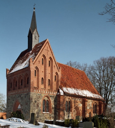 Die Bäbeliner Kirche mit Turm