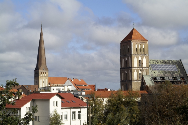 Petri- und Nikolaikirche (re.) über den Dächern der Altstadt.