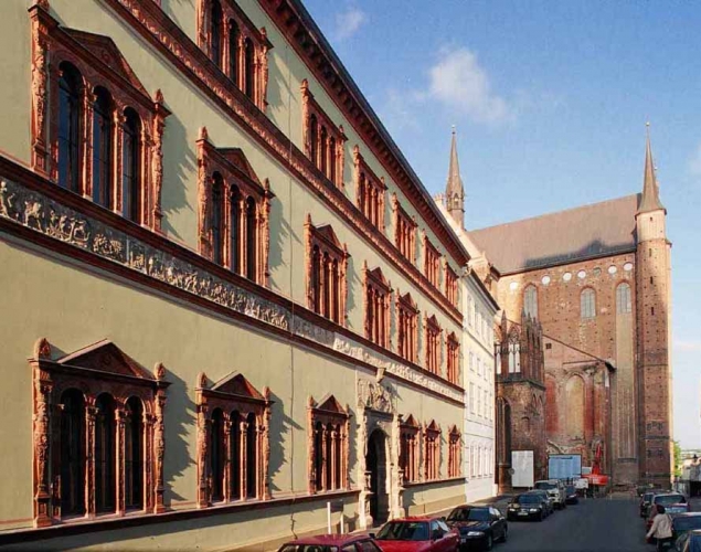 Der Fürstenhof in Wismar, direkt neben der St. Georgen Kirche.
