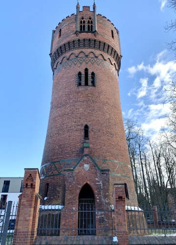 Der circa 30 Meter hohe, 1897 aus Backstein angelegte Wasserturm.