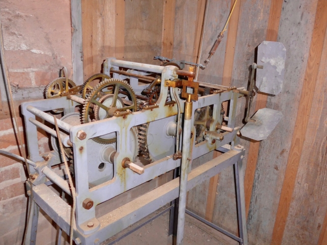 Das mechanische Werk der Uhr ist stillgelegt. Statt seiner arbeiret ein elekrisches Werk.