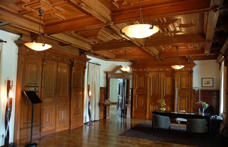 Holzgetäfelter Saal.