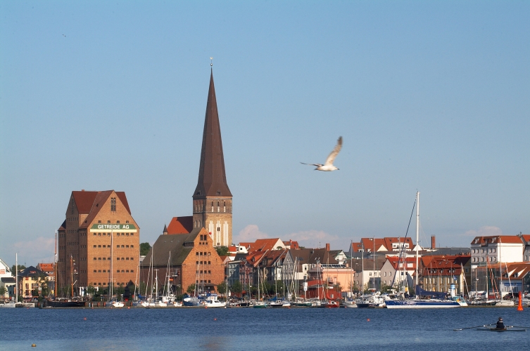 Die Petrikirche erhebt sich über der Altstadt.