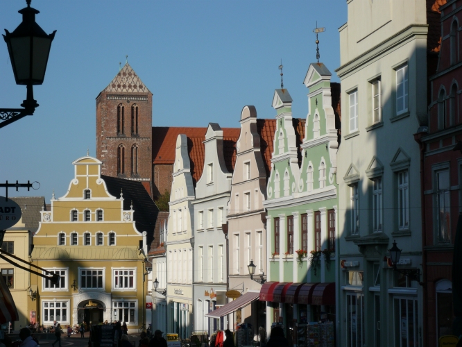 Historisches Stadtzentrum, im Hintergrund die St. Nikolai Kirche