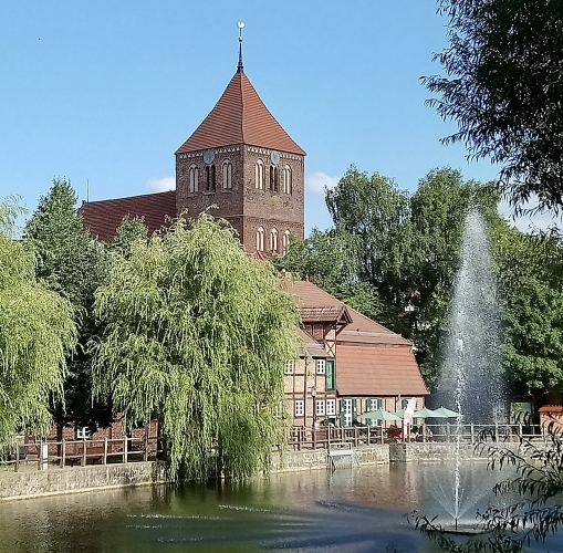 Die Stadtmühle mit Mühlenteich und Kirche.