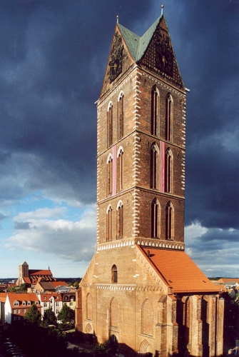 Der erhaltene Turm der einstigen St. Marienkirche.