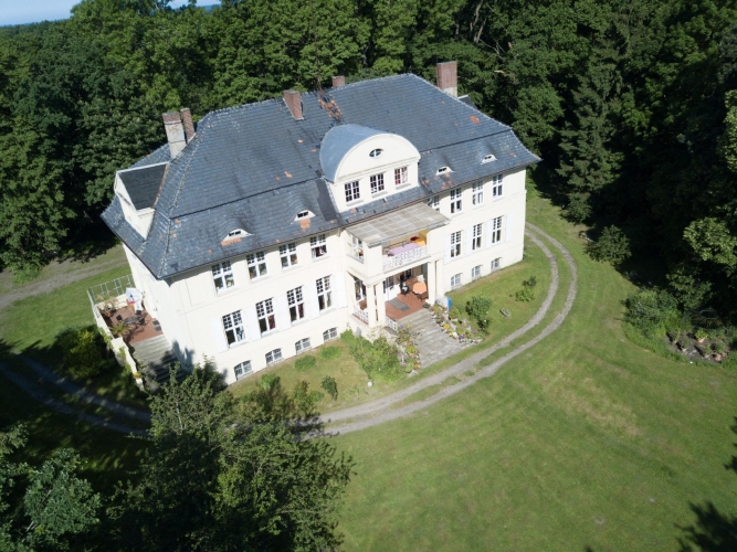 Haus und Park aus der Vogelperspektive