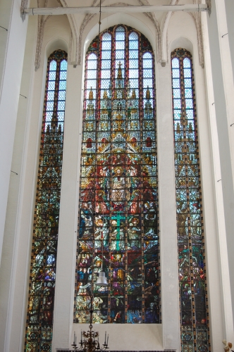 Das Mosaikfenster im Südgiebel des Querhauses.