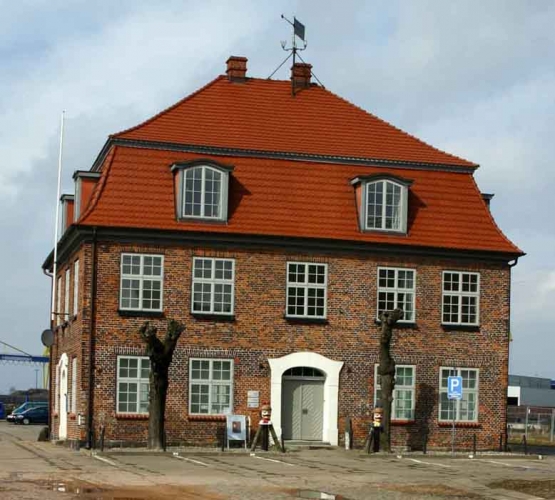 „Baumhaus“ am Alten Hafen mit „Schwedenköpfen“.