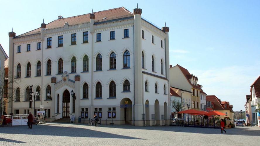 Das historische Neue Rathaus von 1797 beherbergt heute u. a. das Standesamt.