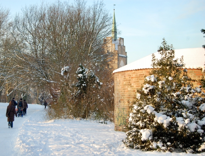 Der winterliche Wall mit Blick zum Kröpeliner Tor.