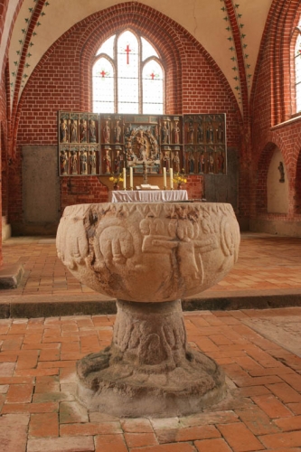 Die Tauffünte aus dem 13. Jahrhundert