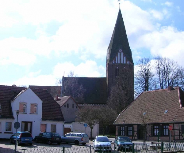 Die Kleinstadt Neubukow mit Blick auf die Kirche.
