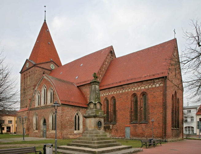 Die Südseite der Schwaaner Kirche