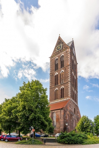 Von der einstigen Marienkirche ist nur der Turm erhalten geblieben.