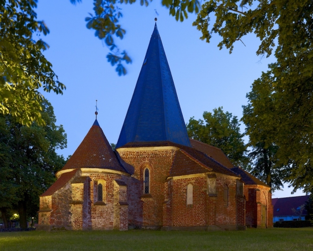 Die Ludorfer Kirche in der Abenddämmerung.